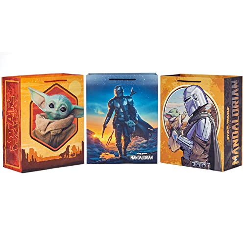 مجموعة حقائب هدايا كبيرة من Hallmark Star Wars The Mandalorian مقاس 13 بوصة (3 حقائب: Baby Yoda ، The Mandalorian ، Grogu) لأعياد الميلاد والكريسماس وعيد الأب مجموعة حقائب هدايا كبيرة من Hallmark Star Wars The Mandalorian مقاس 13 بوصة (3 حقائب: Baby Yoda ، The Mandalorian ، Grogu) لأعياد الميلاد والكريسماس وعيد الأب